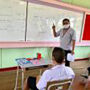 พนักงานจิตอาสา บริษัทไทยเรยอน จำกัด (มหาชน) สอนภาษาอังกฤษให้แก่นักเรียนมัธยมศึกษาตอนต้น